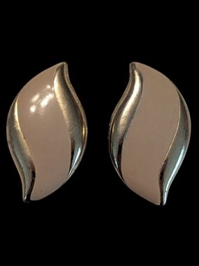 Vintage Mid-Century Wave Leaf Beige Tan Enameled Gold Tone Stud Pierced Earrings